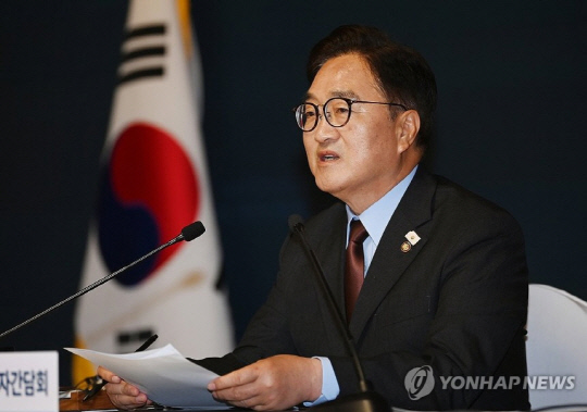 우원식 국회의장이 11일 국회 사랑재에서 열린 취임 1주년 기자간담회에서 발언하고 있다. 연합뉴스